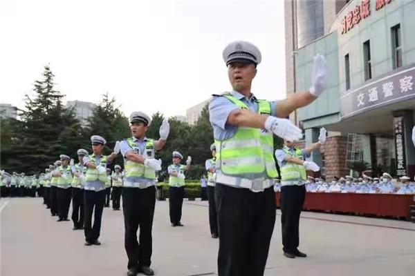 最新交通指挥手势图解,最新交通指挥手势图解详解